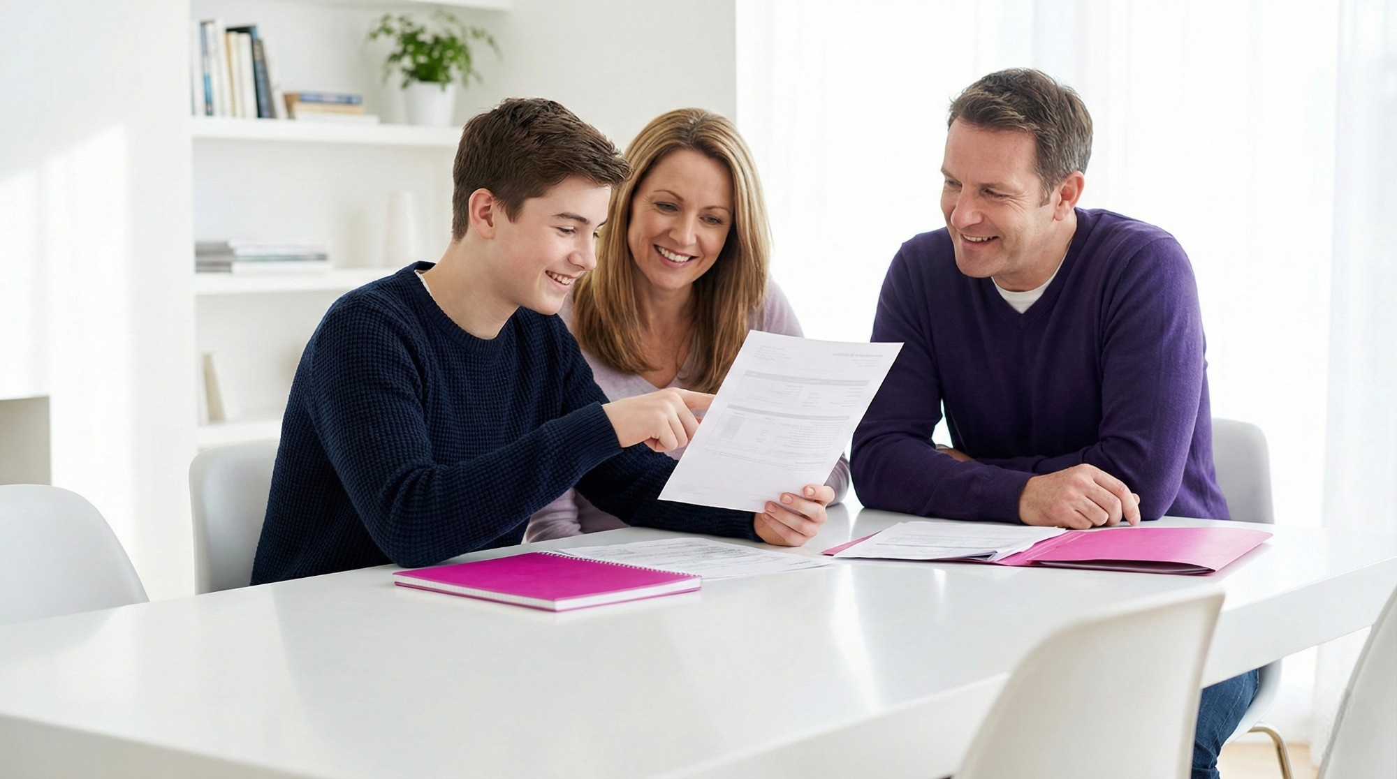 Famille heureuse avec projet d'orientation